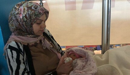 Felaketin 6. gününde evlat sevinci yaşadılar! Depremzede çift şimdi kızlarıyla teselli oluyor - gundem
