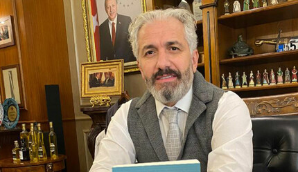 Mahmut Çelik örnek oldu! Kitabının bütün gelirini depremzedelere destek olmak için Kızılay’a bağışladı - yasam