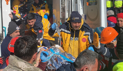 Son dakika! Bir kurtuluş haberi daha: Cemile Teyze 227. saatte enkazdan sağ çıkarıldı - gundem