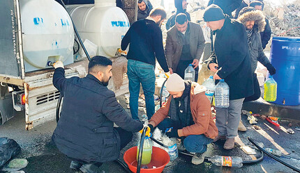 Akaryakıt dağıtıyorlar... Hayırseverlikte sınır yok - gundem