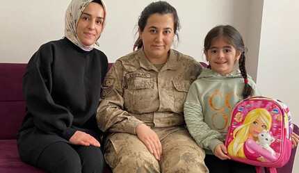 İlkokul öğrencisinden duygulandıran destek! Depremzede arkadaşı işin jandarmanın yolunu tuttu - ekonomi