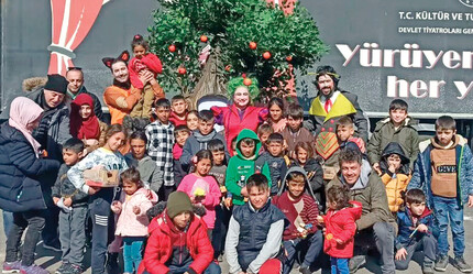 'Kamyon tiyatrosu' deprem bölgesinde... Yaralar oyunlarla sarılıyor - turkiye-cumartesi