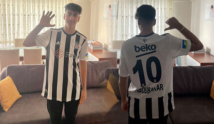 Beşiktaşlı Vincent Aboubakar, depremzede Semih'e imzalı forma hediye etti - gundem