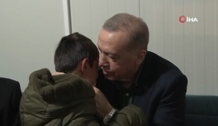 Erdoğan'ın boynuna sarılıp ağlayan küçük depremzedeye teselli öpücüğü - gundem
