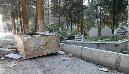 Depremin vurduğu Hatay’da ürperten görüntü… Mezarlar yola uçtu - dunya