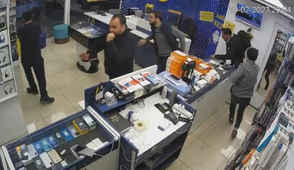 Hatay’da deprem anı kamerada: Kimi ağzındaki sigarayla fırladı kimi elindeki dürümle - yasam