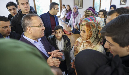 Bakan Bozdağ depremzedelerle bir araya geldi: 1 yıl içinde eviniz eşyalarınızla verilecek - gundem