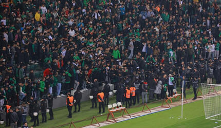 Kocaelispor ile Sakaryaspor arasındaki depremzedelere yardım maçında arbede çıktı! - spor