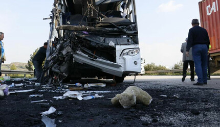 Depremzedeleri taşıyan otobüs kaza yaptı: Ölü ve yaralılar var - gundem