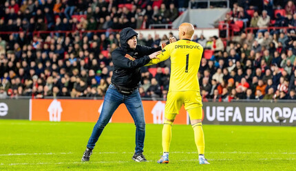 Fenerbahçe'nin Avrupa'daki rakibi Sevilla'nın kalecisi Marko Dmitrovic, kendisine saldıran PSV taraftarı dövdü - spor