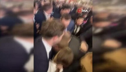 Macron'a tepki gösteren kadın önce boğazlandı sonra saçından tutularak dışarı atıldı - dunya