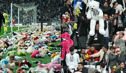 Dünya basını Beşiktaş taraftarını konuşuyor! “Gözyaşları içinde çocuklara jest” - spor