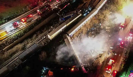 Yunanistan'da iki tren kafa kafaya çarpıştı: Onlarca ölü var - dunya