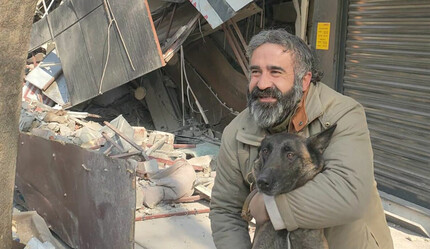 Çakıl’la duygulandıran buluşma: Enkazdan çıktı, korkusunu unutup kurtarma köpeğine sarıldı - gundem