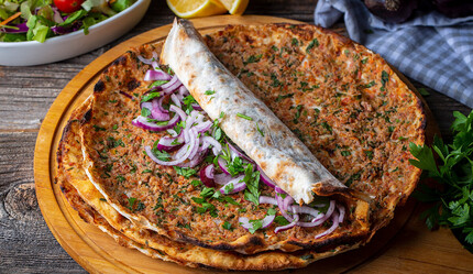 Evde lahmacun tarifi için kolları sıvayın! Lezzeti damak çatlatıyor, taş fırından çıkmış gibi çıtır çıtır oluyor - yemek