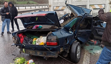 Balıkesir'de otomobil kamyonun altına girdi: 2 ölü, 6 yaralı - gundem