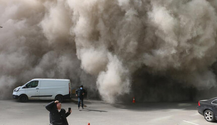 89 kişiye mezar olan Galeria iş merkezi bir dokunuşta yıkıldı: Etrafı toz bulutu kapladı - gundem