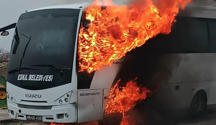 Aksaray'da faciadan dönüldü!  25 öğrencili servis midibüsünde yangın - gundem