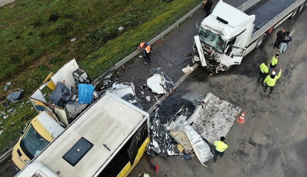 TEM’de TIR faciası: İETT ve yol bakım aracına çarptı, 2 kişi hayatını kaybetti - gundem