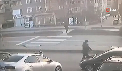 Yaya geçidinden yolun karşısına geçen kadın feci şekilde can verdi, kaza anı kamerada - gundem