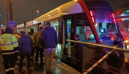 Cevizlibağ'da tramvayı fark etmeyen adam altında kalarak sıkıştı - ekonomi