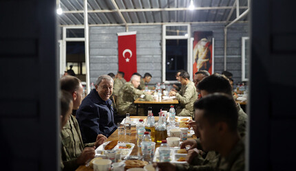 Milli Savunma Bakanı Akar, ilk iftarı Mehmetçik ile yaptı - gundem