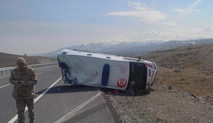 Ağrı'da panik anlar! Ambulans devrildi: 3 sağlıkçı yaralandı - gundem