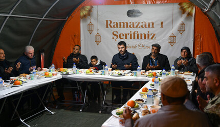 Bakan Kurum, Gaziantep'te depremzedelerle iftar yaptı - gundem