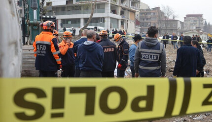 Depremin 49. gününde bir kadının cesedi enkazdan çıkarıldı - gundem