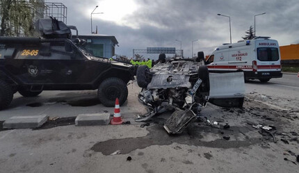 Direksiyon hakimiyetini kaybetti, polis noktasına daldı! 5'i polis 6 yaralı - gundem