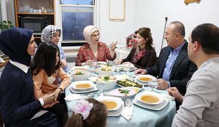Emine Erdoğan, New York'ta Türk ailenin evinde iftar sofrasına konuk oldu - dunya