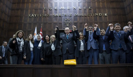 İYİ Partili Emel Özden istifa ederek beraberindeki 1000 kişi ile AK Parti'ye katıldı - secim-2023