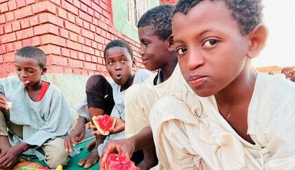 İhlâs Vakfı, Afrika'da yetim sofraları kuruyor - gundem