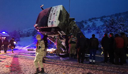 Son dakika! Yozgat ve Erzincan'da peş peşe yolcu otobüsü kazaları: Çok sayıda ölü ve yaralı var - gundem
