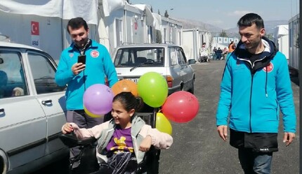 Depremde bacağını kaybeden 10 yaşındaki Melike akülü aracına kavuştu - gundem