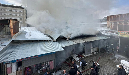 Van’da Büyük Halk Pazarı'nda yangın! 2 saatte kontrol altına alındı - gundem