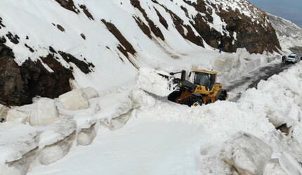 Bahar ortası 5 metre karla mücadele: 22 kilometrelik yol ulaşım için açıldı - dunya