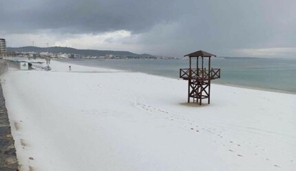 Nisan ayında İzmir’e dolu yağdı: Çeşme sahili beyaza büründü - gundem