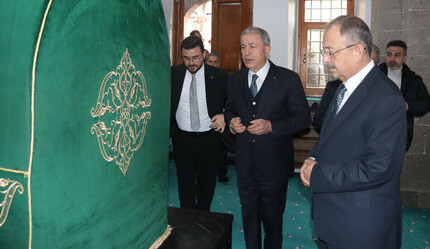 Bakan Akar Kayseri’de seçim startını türbede verdi - gundem