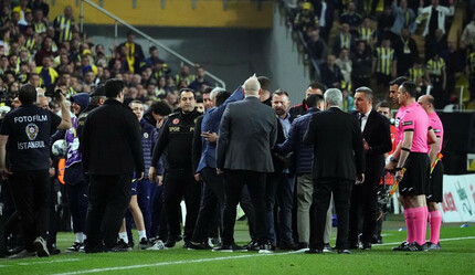 Fenerbahçeli yöneticiler saha kenarına kadar gelip Atilla Karaoğlan'a tepki gösterdi - spor