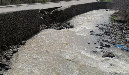 Bingöl'de şiddetli yağışlar nedeniyle dere yatağındaki istinat duvarı çöktü - gundem