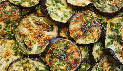 Yöntemi meğer çok basitmiş... Patlıcanı böyle yaparsanız ne acı tat geliyor ne yağ çekiyor - YEMEK