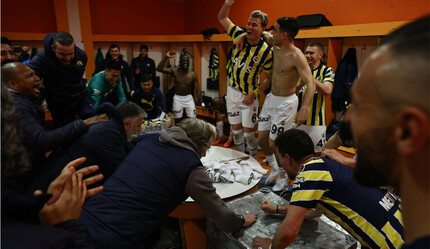 Jorge Jesus soyunma odasındaki kutlamada futbolcularına eşlik etti - futbol