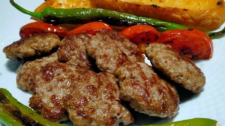 40 yıllık köfteci bilinmeyen sırrı verdi.. Kıyma böyle hazırlanmazsa köfte çok lezzetsiz oluyor - yemek
