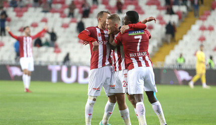 ÖZET I Sivasspor - Trabzonspor (4-1 Maç Sonucu) Yiğido iç sahada seriye taktı - spor