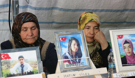 Terör mağdurları evlatlarını istiyor! Bayramda HDP binası önünde umutlu bekleyiş: 15 bayramdır oğlumdan haber alamıyorum - gundem