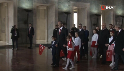 Bakan Özer'den 23 Nisan mesajı: Çocuklarla birlikte Anıtkabir'i ziyaret etti - gundem