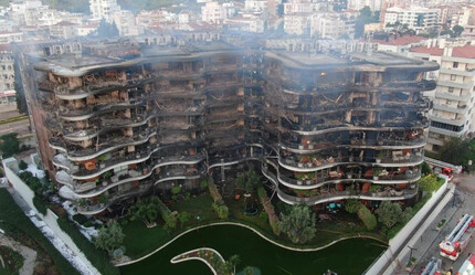 Alevler gökyüzünü aydınlattı... İzmir'deki site yangınında hasar gün ağarınca ortaya çıktı - gundem