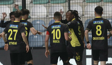 ÖZET İstanbulspor - Giresunspor (1-0 Maç Sonucu) Emeka Eze attı, David Jensen tuttu - spor
