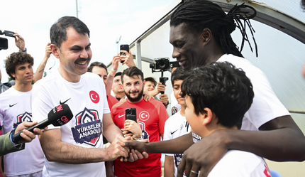 Bakan Murat Kurum, ünlü futbolcular ve depremzede çocuklarla beraber maça çıktı - spor